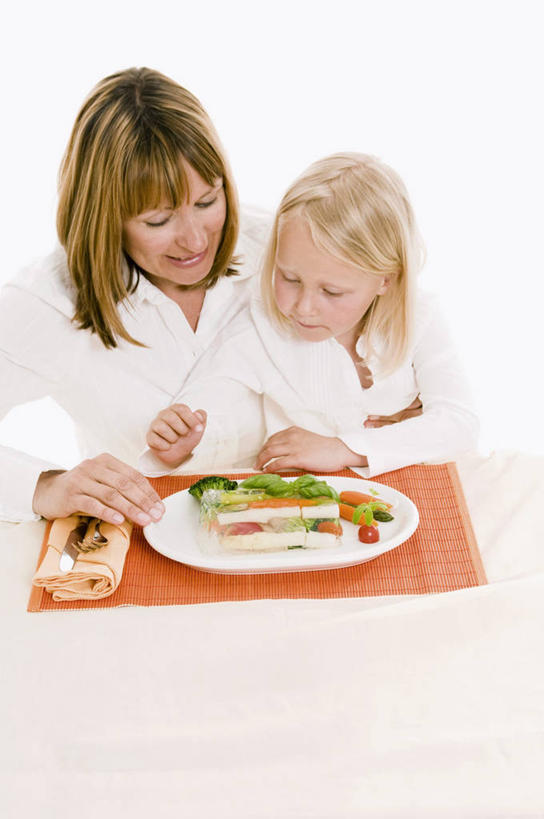 面食,面条,意大利面,西方人,儿童,中年人,两个人,家庭,母亲,女儿,坐,笑,说,微笑,露齿笑,竖图,室内,白天,白色背景,正面,讨论,西餐,纯洁,餐桌,桌子,蔬菜,餐具,欧洲,欧洲人,一堆,许多,阴影,堆叠,堆积,服装,新鲜,反射,布料,碟子,盘,影子,面,料理,食品,布纹,注视,休闲装,桌布,食物,小孩,衣服,盘子,餐巾,碟,台布,低头,观察,看,休闲,温暖,温馨,母女,一家人,休闲服,可爱,母爱,童年,童趣,西式,摄影,服饰,有机食品,绿色食品,影棚,餐台,观看,堆,和睦,察看,关注,童真,烂漫,无邪,交流,天真,女孩,女人,女性,中年女性,白种人,孩子,沟通,讲话,交谈,商讨,说话,谈话,坐着,半身,彩图,影棚拍摄,拍摄,融洽,女生