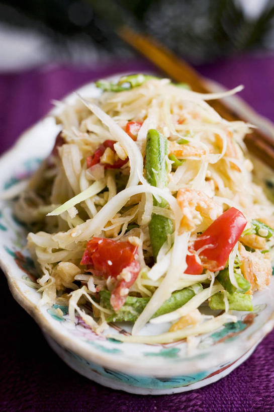 海鲜,无人,竖图,俯视,室内,特写,白天,餐桌,筷子,桌子,木瓜,黄瓜,蔬菜,餐具,水果,一堆,一双,许多,阴影,堆叠,堆积,朦胧,模糊,新鲜,反射,影子,陶瓷,生食,蔬菜沙拉,虾,沙拉,食品,陶瓷制品,文化,色拉,传统,水产,沙律,大虾,海洋生物,食物,容器,碗,有机食品,绿色食品,对虾,餐台,色拉酱,储藏,堆,礼节,储存,水生动物,海产品,千岛酱,礼仪,水生物,海底动物,斑节虾,奶匏,蓬生果,乳瓜,石瓜,万寿匏,东方对虾,中国对虾,进餐用具,万寿果,番木瓜,青瓜,胡瓜,彩图,高角度拍摄,贮存