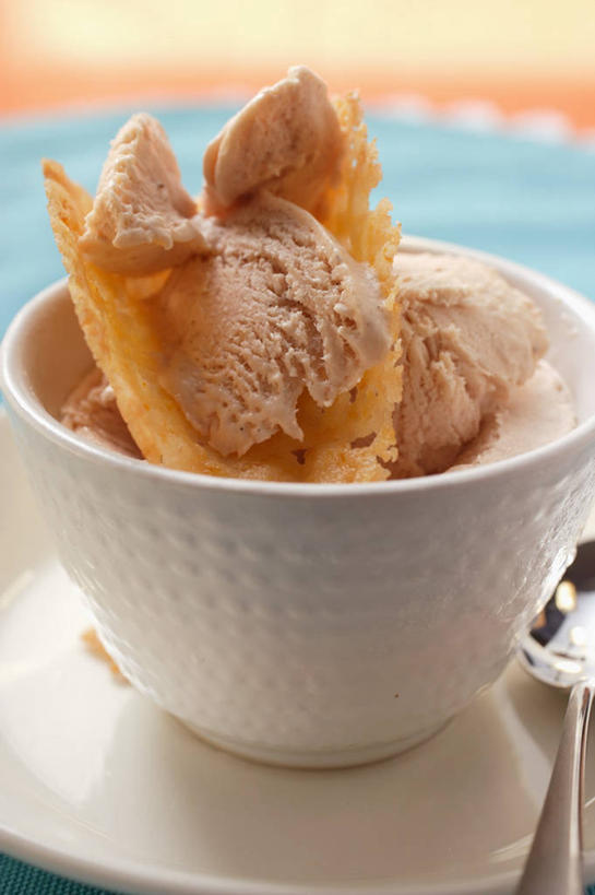 无人,竖图,俯视,室内,特写,白天,餐桌,桌子,餐具,阴影,朦胧,模糊,反射,碟子,盘,影子,陶瓷,冰激凌,陶瓷制品,清凉,一个,白色,盘子,容器,碟,碗,冷饮,舒服,冰淇淋,单个,餐台,储藏,解暑,储存,解渴,雪糕,华夫饼,舒爽,窝夫,格子饼,华夫,格仔饼,压花蛋饼,冰糕,消暑,彩图,高角度拍摄,贮存