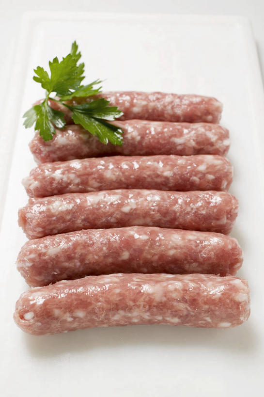 无人,竖图,俯视,室内,特写,白天,白色背景,餐桌,桌子,芹菜,蔬菜,一排,许多,阴影,整齐,装饰,反射,影子,肉,香肠,腊肠,肉类,排列,摄影,荷兰芹,欧芹,香芹,影棚,餐台,华丽,修饰,点缀,队列,肉食,法香,巴西利,洋香菜,洋芫荽,法国香菜,衬托,美观,雅致,雅观,旱芹菜,番荽,彩图,高角度拍摄,影棚拍摄,拍摄