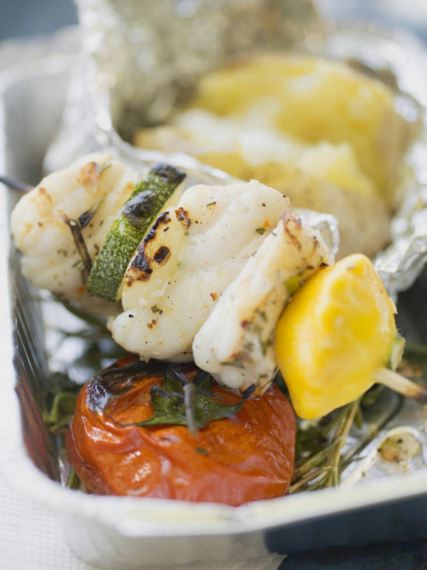 无人,竖图,俯视,室内,特写,白天,餐桌,桌子,蔬菜,土豆,西红柿,餐具,阴影,朦胧,模糊,新鲜,反射,碟子,盘,影子,调味,肉,香料,鱼肉,佐料,食品,肉类,食物,盘子,碟,有机食品,绿色食品,餐台,配料,肉食,馍馍蛋,作料,洋芋,山药蛋,马铃薯,番茄,彩图,高角度拍摄