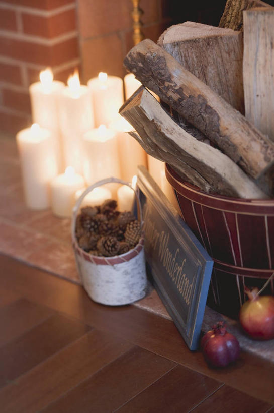 无人,竖图,俯视,室内,特写,白天,壁炉,蜡烛,圣诞节,许多,阴影,节日,朦胧,模糊,庆祝,光线,火焰,木材,木桶,桶,影子,烛光,燃烧,文化,木柴,排列,容器,点燃,取暖,庆典,木料,纪念,储藏,储存,摆列,彩图,高角度拍摄,取暖设备,布列,分列,贮存