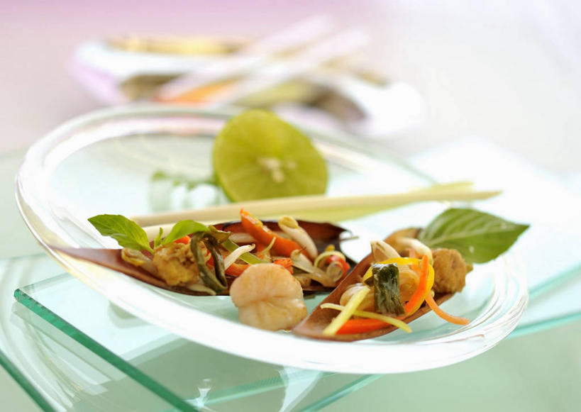 海鲜,无人,横图,俯视,室内,特写,白天,烹饪,餐桌,桌子,蔬菜,餐具,叶子,阴影,朦胧,模糊,新鲜,反射,碟子,盘,影子,调味,虾,香料,佐料,料理,食品,绿叶,泰式,水产,菜肴,美食,大虾,泰国料理,香茅,柠檬草,海洋生物,食物,盘子,碟,嫩叶,佳肴,有机食品,绿色食品,对虾,餐台,水生动物,海产品,水生物,海底动物,斑节虾,作料,泰菜,泰国菜,泰式料理,东方对虾,中国对虾,叶,叶片,彩图,高角度拍摄