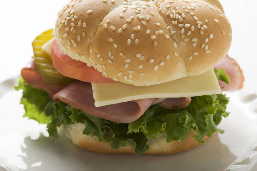 点心,面包,奶酪,无人,横图,俯视,室内,特写,白天,白色背景,烹饪,西餐,餐桌,桌子,蔬菜,西红柿,阴影,新鲜,反射,影子,生菜,莴苣,肉,芝麻,干酪,起司,三明治,料理,食品,面点,芝士,营养,火腿,猪肉,菜肴,美食,肉类,食物,腌制,糕点,一个,快餐,乳酪,西式,摄影,佳肴,有机食品,绿色食品,影棚,单个,餐台,乳制品,发酵,肉食,西式快餐,三文治,豚肉,脂麻,胡麻,白麻,巨胜子,春菜,鹅仔菜,莴仔菜,千金菜,油麻,叶用莴苣,熏制,火肉,兰熏,猪腿,番茄,彩图,高角度拍摄,影棚拍摄,拍摄