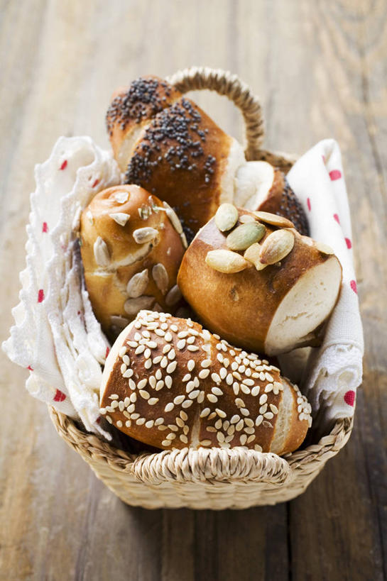 点心,面包,无人,交叉,竖图,俯视,室内,特写,白天,餐桌,桌子,竹子,一堆,许多,阴影,堆叠,堆积,竹制,编织,反射,木制,布料,篮子,影子,芝麻,食品,面点,布纹,桌布,食物,糕点,餐巾,木制品,竹篮,台布,餐台,竹条,堆,交织,罂粟籽,竹制品,小圆面包,脂麻,胡麻,白麻,巨胜子,油麻,穿插,阿芙蓉,彩图,高角度拍摄,米囊,御米