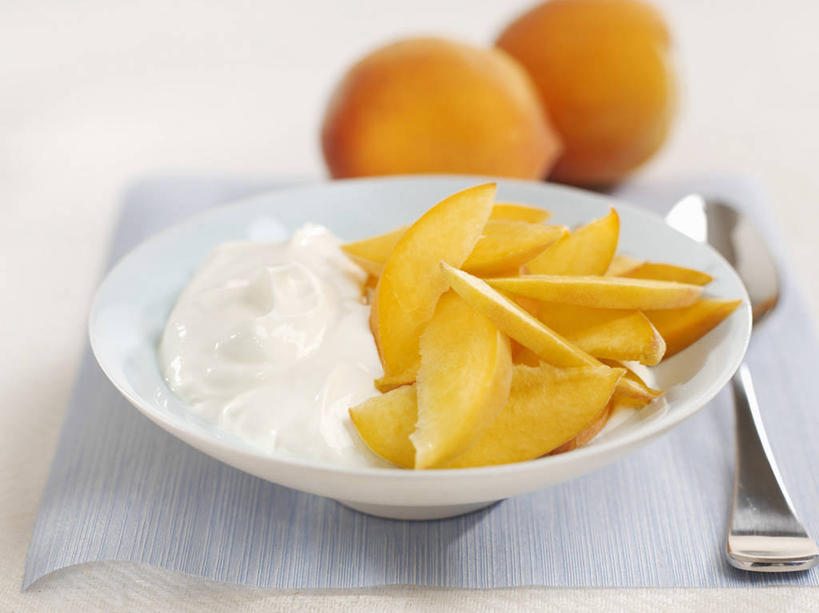 牛奶,无人,横图,俯视,室内,特写,白天,白色背景,餐桌,桌子,杏,水果,一把,一堆,许多,阴影,堆叠,堆积,朦胧,模糊,新鲜,反射,布料,影子,勺子,生食,食品,果实,饮品,营养,布纹,酸奶,桌布,食物,饮料,餐巾,调羹,台布,汤匙,摄影,有机食品,绿色食品,影棚,餐台,堆,乳制品,奶,发酵,杏果,优格,优酪乳,杏子,彩图,高角度拍摄,影棚拍摄,拍摄