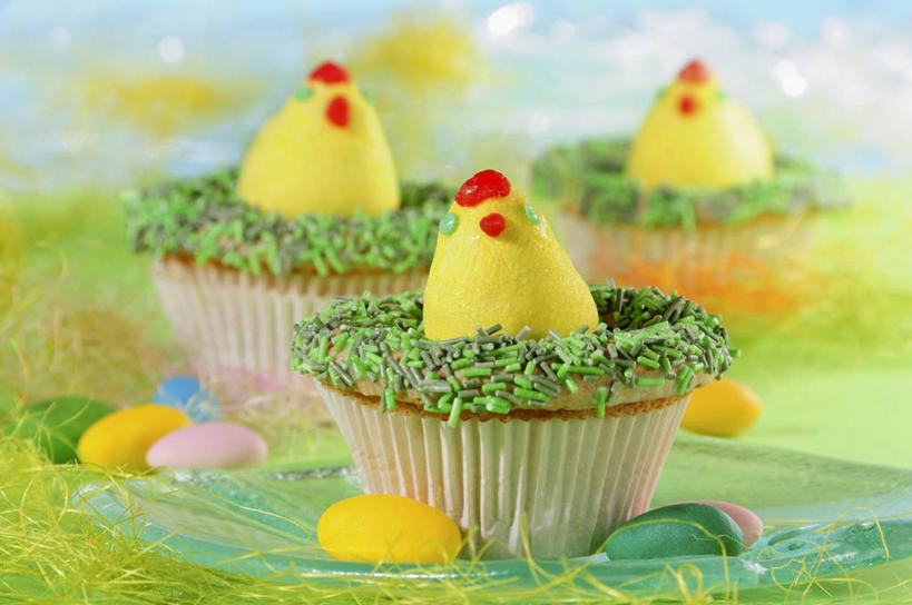 点心,无人,横图,俯视,室内,特写,白天,下午茶,草地,草坪,植物,餐桌,桌子,鸡,复活节,阴影,节日,朦胧,模糊,庆祝,反射,影子,蛋,食品,文化,家禽,草,食物,糕点,三个,绿色,动物,庆典,牲畜,餐台,纪念,纸托,彩蛋,复活节彩蛋,纸杯蛋糕,纸托蛋糕,蛋糕托,蛋糕托纸,蛋糕纸托,彩图,高角度拍摄,蛋糕