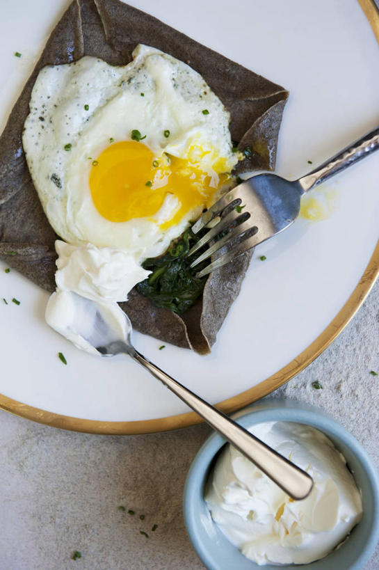 点心,无人,竖图,俯视,室内,特写,白天,植物,餐桌,桌子,餐具,阴影,反射,叉子,影子,陶瓷,蛋,荷包蛋,鸡蛋,煎蛋,食品,草药,药草,陶瓷制品,文化,小吃,中药,食物,糕点,白色,容器,碗,甜食,餐台,储藏,豆蔻,储存,薄饼,药材,中草药,餐叉,中药材,本草,卵,消食,白豆蔻,煎鸡蛋,法国薄饼,进餐用具,彩图,高角度拍摄,贮存,开胃