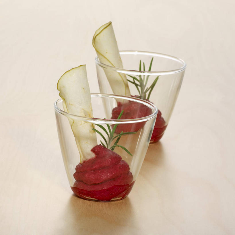 点心,无人,方图,俯视,室内,特写,白天,白色背景,餐桌,桌子,蔬菜,杯子,阴影,新鲜,反射,影子,调味,香料,佐料,食品,甜点,甜品,甜菜,慕斯蛋糕,玻璃制品,食物,两个,水杯,甜食,零食,摄影,有机食品,绿色食品,影棚,餐台,慕斯,迷迭香,配料,海洋之露,作料,菾菜,玻璃杯,彩图,高角度拍摄,影棚拍摄,拍摄