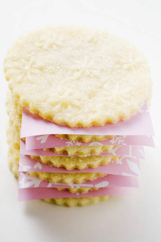 点心,无人,竖图,俯视,室内,特写,白天,白色背景,餐桌,桌子,圣诞节,一堆,许多,阴影,堆叠,堆积,节日,庆祝,反射,影子,食品,文化,食物,饼干,零食,庆典,摄影,影棚,餐台,纪念,堆,彩图,高角度拍摄,影棚拍摄,拍摄