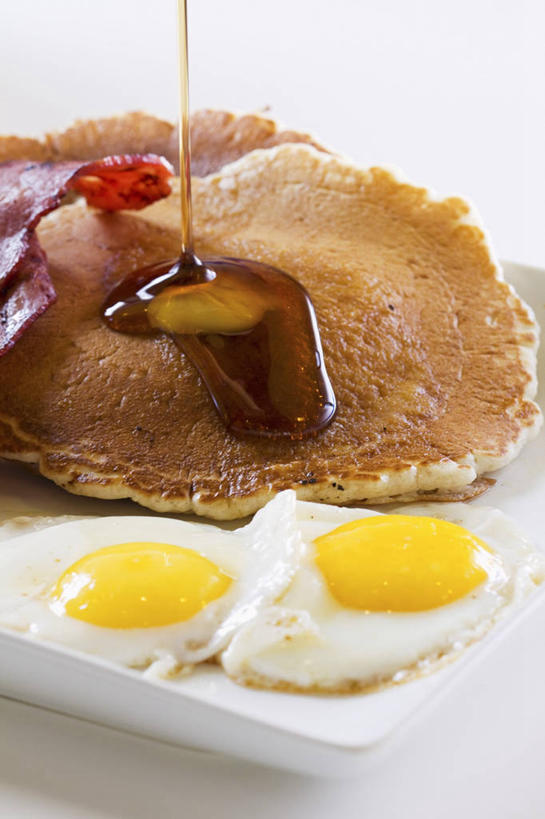 点心,无人,竖图,俯视,室内,特写,白天,白色背景,餐桌,桌子,餐具,倒,阴影,反射,粘稠,碟子,盘,影子,蛋,调料,荷包蛋,鸡蛋,煎蛋,肉,食品,糖,调味品,调味料,文化,培根,猪肉,小吃,肉类,食物,糕点,两个,白色,盘子,碟,甜食,摄影,影棚,餐台,糖浆,薄饼,肉食,黏稠,豚肉,卵,浓厚,煎鸡蛋,法国薄饼,彩图,高角度拍摄,影棚拍摄,拍摄,烟肉,腌熏