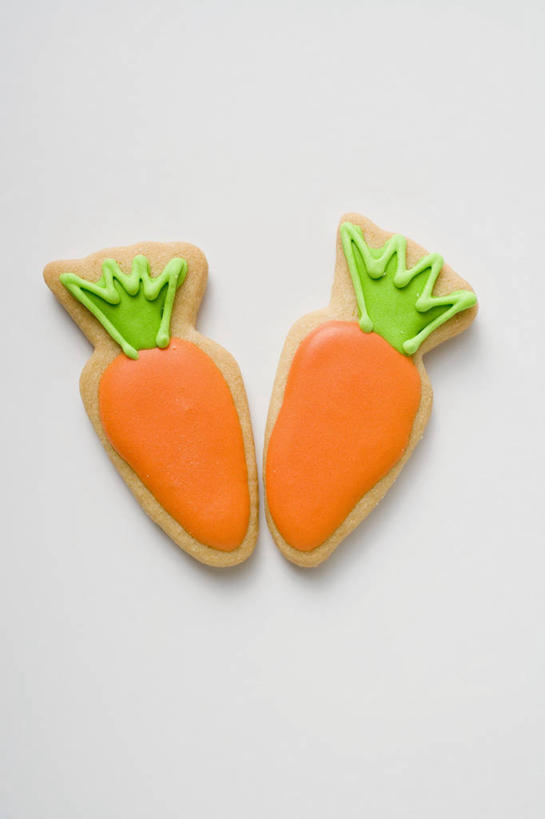 点心,无人,竖图,俯视,室内,特写,白天,白色背景,餐桌,桌子,萝卜,胡萝卜,蔬菜,复活节,阴影,节日,庆祝,新鲜,反射,影子,食品,曲奇,文化,食物,两个,饼干,零食,庆典,橙色,摄影,有机食品,绿色食品,影棚,餐台,纪念,曲奇饼,曲奇饼干,红萝卜,甘荀,彩图,高角度拍摄,影棚拍摄,拍摄