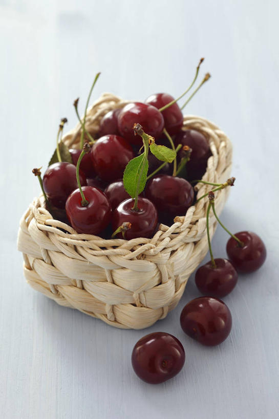 无人,交叉,竖图,俯视,室内,特写,白天,白色背景,餐桌,桌子,竹子,樱桃,水果,一堆,许多,阴影,堆叠,堆积,竹制,新鲜,编织,反射,篮子,影子,生食,食品,果实,食物,一个,红色,竹篮,摄影,有机食品,绿色食品,影棚,单个,餐台,竹条,堆,交织,竹制品,穿插,樱珠,莺桃,英桃,楔桃,牛桃,荆桃,彩图,高角度拍摄,影棚拍摄,拍摄