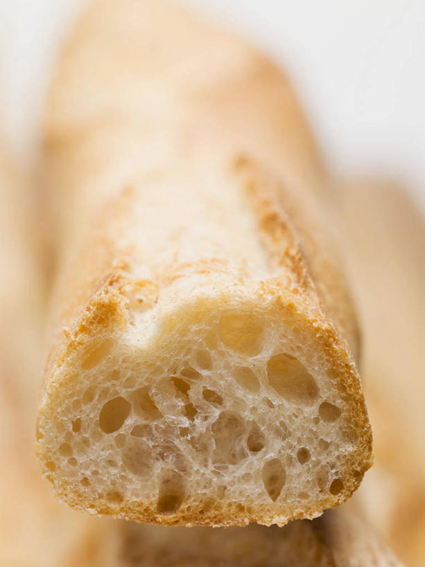 点心,面包,无人,竖图,俯视,室内,特写,白天,餐桌,桌子,阴影,朦胧,模糊,反射,影子,食品,面点,法国面包,食物,糕点,一个,单个,餐台,法棍,长棍面包,横截面,剖面,法式长棍面包,截面,截面图形,彩图,高角度拍摄