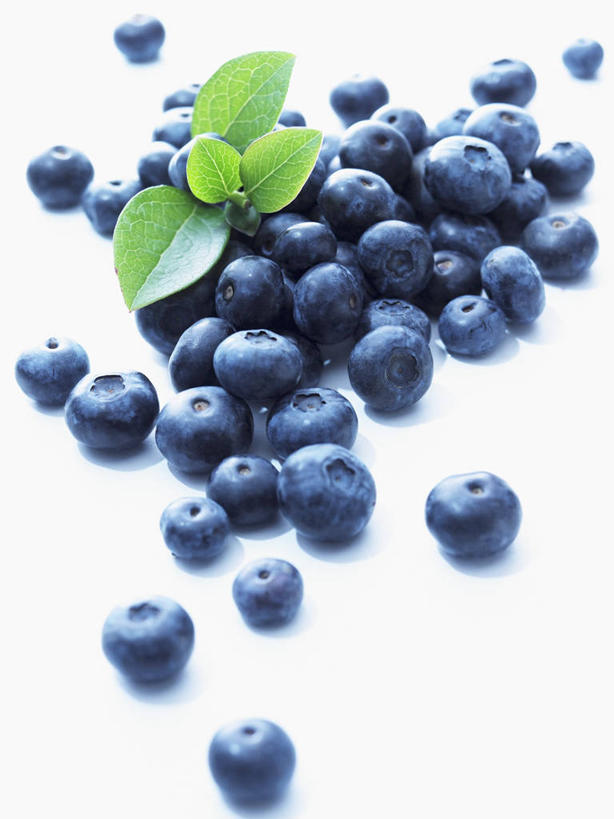 无人,竖图,俯视,室内,特写,白天,白色背景,餐桌,桌子,浆果,蓝莓,水果,叶子,一堆,许多,阴影,堆叠,堆积,新鲜,反射,影子,生食,食品,果实,绿叶,食物,蓝色,嫩叶,摄影,有机食品,绿色食品,影棚,餐台,堆,叶,叶片,山都柿,蓝浆果,蓝靛果,彩图,高角度拍摄,影棚拍摄,拍摄