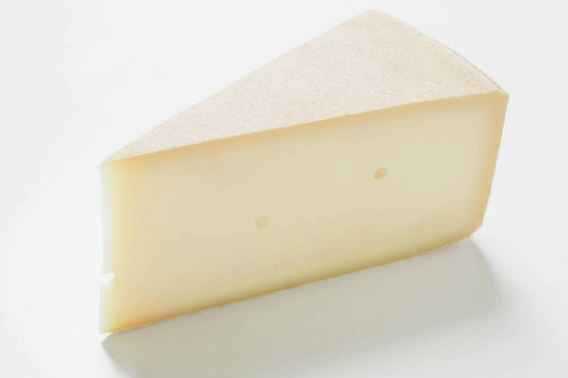 奶酪,无人,横图,俯视,室内,特写,白天,白色背景,餐桌,桌子,一块,阴影,反射,影子,干酪,起司,芝士,营养,乳酪,摄影,影棚,餐台,乳制品,横截面,发酵,剖面,截面,截面图形,彩图,高角度拍摄,影棚拍摄,拍摄