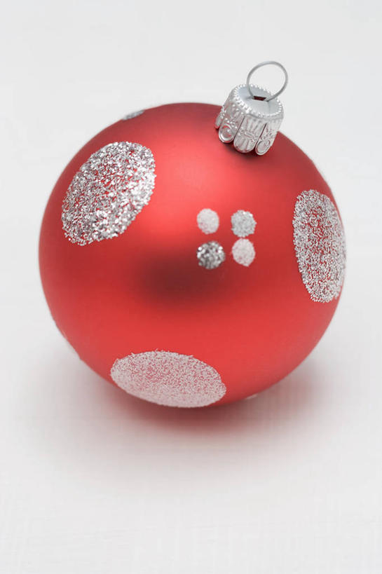 无人,竖图,俯视,室内,特写,白天,白色背景,餐桌,桌子,静物,圣诞节,阴影,节日,庆祝,装饰,反射,挂饰,影子,圣诞球,文化,球,红色,白色,庆典,球体,摄影,影棚,餐台,纪念,华丽,修饰,点缀,衬托,美观,雅致,雅观,彩图,高角度拍摄,影棚拍摄,拍摄