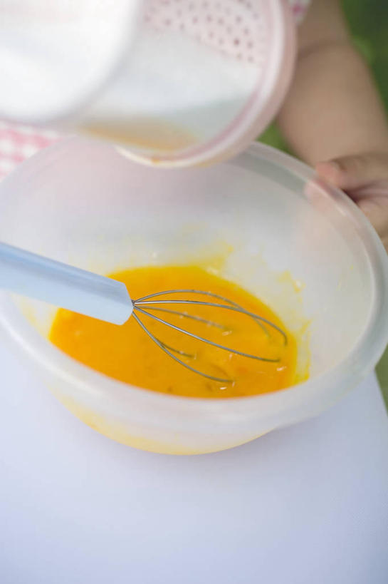 西方人,儿童,手,一个人,竖图,俯视,室内,特写,白天,烹饪,纯洁,餐桌,桌子,厨具,金属制品,欧洲,欧洲人,仅一个女性,仅一个人,握,阴影,朦胧,模糊,反射,金属,粉末,影子,塑料,蛋,蛋黄,鸡蛋,面粉,粮食,小孩,容器,塑料制品,打蛋器,搅拌器,碗,仅一个小孩,手部,粉,可爱,童年,童趣,握着,餐台,储藏,农产品,储存,童真,烂漫,无邪,烹饪用具,原材料,卵,粉状,手动打蛋器,天真,女孩,女人,女性,白种人,孩子,烹调用具,烹调,半身,彩图,高角度拍摄,贮存,女生