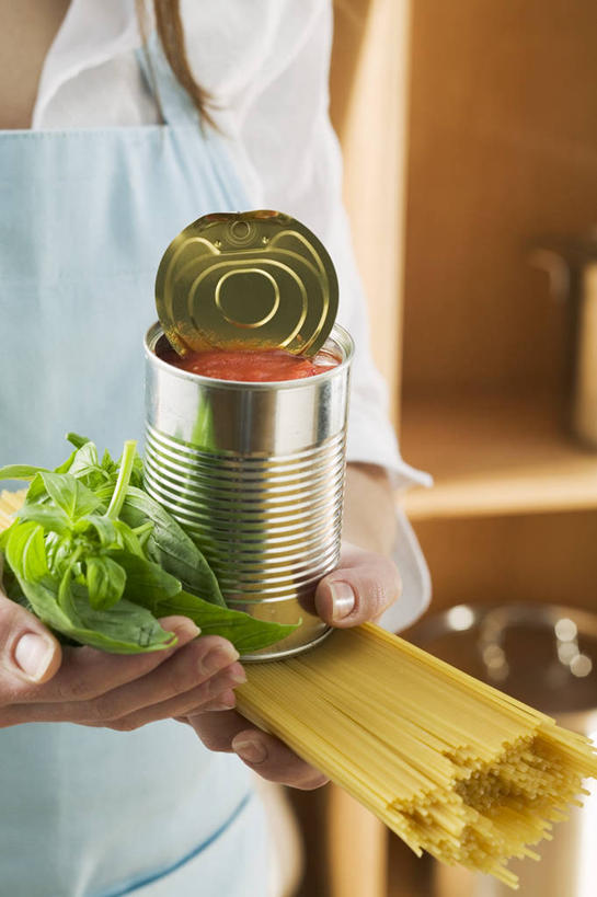 面食,面条,意大利面,西方人,手,一个人,竖图,俯视,室内,特写,白天,西餐,植物,叶子,欧洲,欧洲人,双手,仅一个年轻女性,仅一个女性,仅一个人,许多,握,阴影,服装,朦胧,模糊,反射,罐头,罐子,围裙,影子,调料,酱料,酱汁,面,茄汁,香料,佐料,料理,食品,绿叶,草药,调味品,调味料,休闲装,番茄酱,酱,中药,食物,衣服,黄色,香草,休闲,手部,休闲服,嫩叶,西式,握着,服饰,罗勒,罐头食品,紫苏,药材,中草药,九层塔,圣约瑟夫草,甜罗勒,兰香,中药材,本草,年轻女性,女人,女性,白种人,叶,叶片,半身,彩图,高角度拍摄