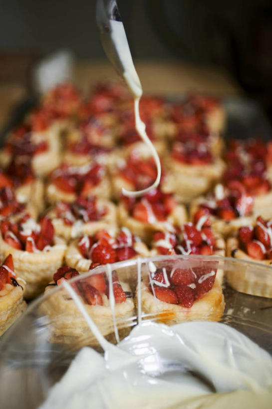 点心,面包,无人,竖图,俯视,室内,特写,白天,餐桌,桌子,草莓,浆果,水果,玻璃,一堆,许多,阴影,堆叠,堆积,朦胧,模糊,新鲜,反射,影子,生食,食品,面点,甜点,甜品,果实,玻璃制品,食物,糕点,红色,容器,碗,甜食,有机食品,绿色食品,餐台,储藏,堆,储存,洋莓,水果皇后,红莓,地莓,彩图,高角度拍摄,贮存