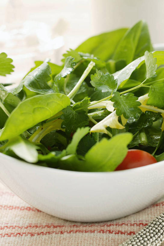 无人,竖图,俯视,室内,特写,白天,餐桌,桌子,蔬菜,西红柿,小番茄,叶子,一堆,许多,阴影,堆叠,堆积,朦胧,模糊,新鲜,反射,影子,陶瓷,生食,蔬菜沙拉,沙拉,食品,绿叶,陶瓷制品,色拉,沙律,食物,一个,白色,容器,碗,嫩叶,有机食品,绿色食品,单个,餐台,色拉酱,储藏,堆,储存,千岛酱,小西红柿,樱桃小番茄,珍珠小番茄,叶,叶片,樱桃番茄,圣女果,番茄,彩图,高角度拍摄,贮存