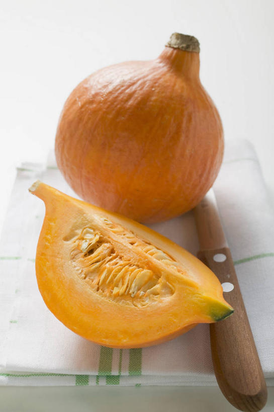 无人,竖图,俯视,室内,特写,白天,白色背景,餐桌,桌子,南瓜,蔬菜,餐具,一把,阴影,新鲜,反射,布料,工具,影子,金瓜,食品,刀具,布纹,番瓜,桌布,食物,餐巾,台布,刀,摄影,有机食品,绿色食品,影棚,餐台,麦瓜,倭瓜,餐刀,横截面,剖面,截面,截面图形,彩图,高角度拍摄,影棚拍摄,拍摄