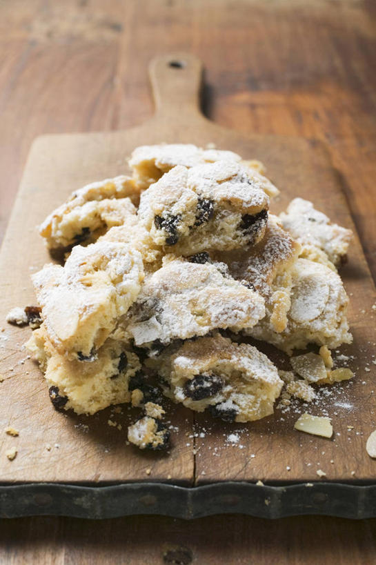 点心,面包,无人,竖图,俯视,室内,特写,白天,餐桌,桌子,一堆,许多,阴影,堆叠,堆积,反射,木制,影子,食品,面点,案板,砧板,食物,糕点,木制品,餐台,堆,彩图,高角度拍摄