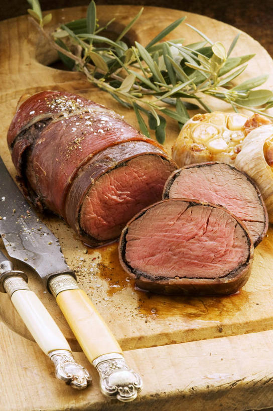 无人,竖图,俯视,室内,特写,白天,烹饪,西餐,餐桌,桌子,餐具,切开,阴影,反射,木制,工具,影子,调味,肉,香料,佐料,牛排,牛肉,料理,食品,案板,刀具,菜肴,美食,肉类,砧板,食物,木制品,刀,切,西式,佳肴,餐台,迷迭香,配料,餐刀,剖面,肉食,切面,海洋之露,作料,彩图,高角度拍摄