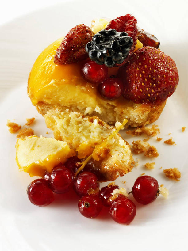 点心,面包,无人,竖图,俯视,室内,特写,白天,白色背景,餐桌,桌子,草莓,浆果,蓝莓,餐具,水果,一堆,许多,阴影,堆叠,堆积,新鲜,反射,碟子,盘,影子,灯笼果,生食,食品,面点,果实,食物,糕点,一个,红色,白色,盘子,碟,摄影,有机食品,绿色食品,影棚,单个,餐台,堆,红醋栗,洋莓,水果皇后,山都柿,蓝浆果,蓝靛果,红莓,地莓,醋栗,彩图,高角度拍摄,影棚拍摄,拍摄