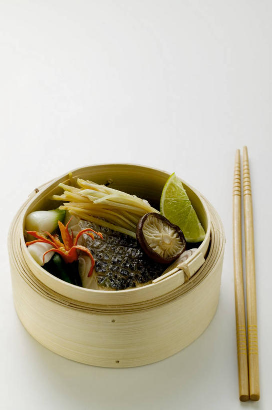 蒸笼,无人,竖图,俯视,室内,特写,白天,白色背景,烹饪,中餐,餐桌,筷子,桌子,蔬菜,餐具,厨具,水果,一双,阴影,竹制,新鲜,反射,鱼,影子,肉,生食,鱼肉,料理,食品,果实,文化,蔬果,传统,菜肴,美食,肉类,鱼类,食物,中式,摄影,佳肴,有机食品,绿色食品,影棚,餐台,礼节,鲈鱼,竹制品,笼屉,礼仪,肉食,烹饪用具,酸橙,代代,花鲈,鲈板,鲈子鱼,进餐用具,烹调用具,橙子,橙,烹调,彩图,高角度拍摄,影棚拍摄,拍摄