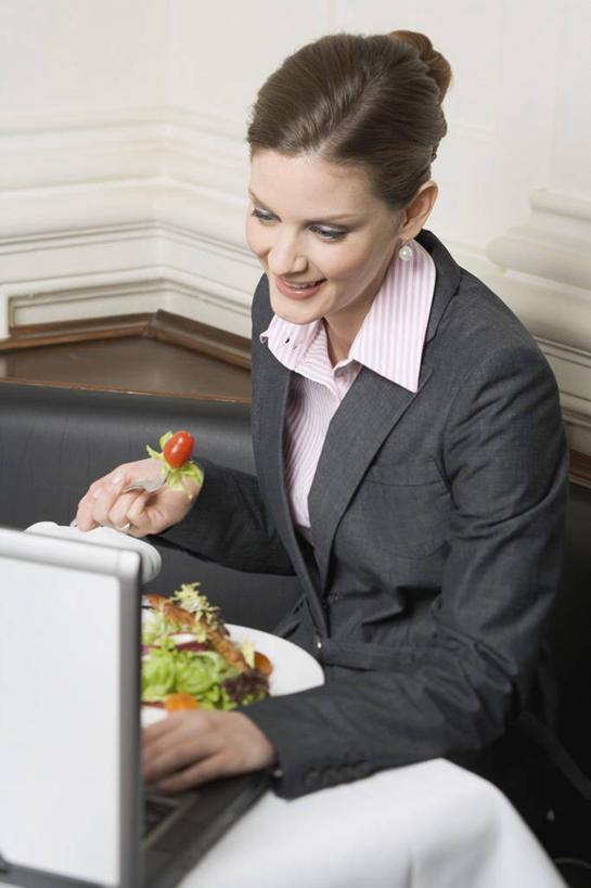 西方人,一个人,商务人士,商务女性,坐,笑,微笑,露齿笑,竖图,俯视,室内,白天,电脑,笔记本电脑,餐桌,桌子,蔬菜,餐具,欧洲,欧洲人,仅一个年轻女性,仅一个女性,仅一个人,一堆,许多,敲打,握,阴影,堆叠,堆积,套装,新鲜,反射,网络,布料,叉子,影子,墙,生食,蔬菜沙拉,沙拉,食品,布纹,注视,输入,通讯设备,色拉,沙律,墙壁,墙面,桌布,食物,白色,餐巾,台布,打字,低头,观察,看,握着,有机食品,绿色食品,餐台,观看,色拉酱,堆,点击,一台,敲击,察看,无线,关注,千岛酱,通信设备,商务装,无线网络,无线上网,便携式电脑,工薪阶层,餐叉,按键,手提电脑,年轻女性,女人,女性,白种人,白领,上班族,进餐用具,坐着,半身,彩图,高角度拍摄