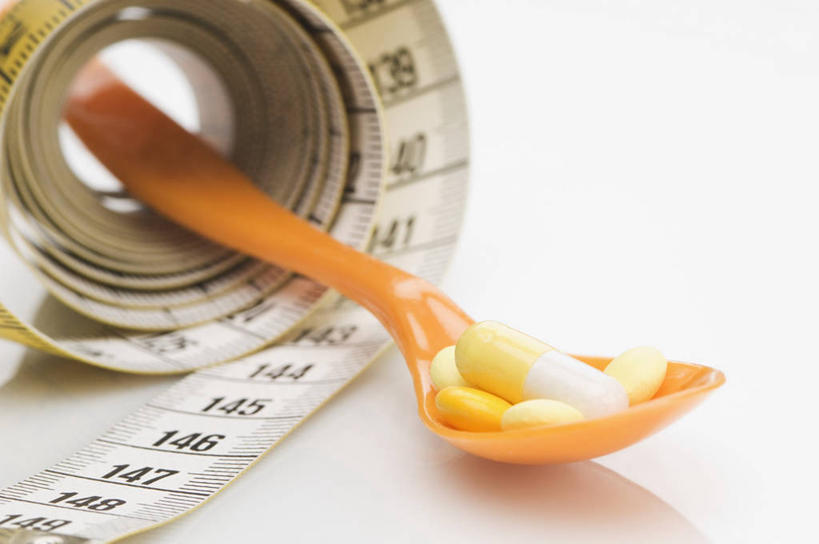 无人,横图,俯视,室内,特写,白天,白色背景,安全,餐桌,桌子,静物,一堆,许多,阴影,堆叠,堆积,朦胧,模糊,反射,测量,皮尺,药剂,影子,勺子,刻度,塑料,防护,胶囊,一个,尺,塑料制品,药品,调羹,汤匙,保养,橙色,治疗,保健,摄影,影棚,单个,餐台,堆,测量工具,保护,药物,尺子,减肥,医疗,腰围尺,瘦身,保险,预防,量具,量仪,塑料卷尺,平安,彩图,高角度拍摄,影棚拍摄,拍摄