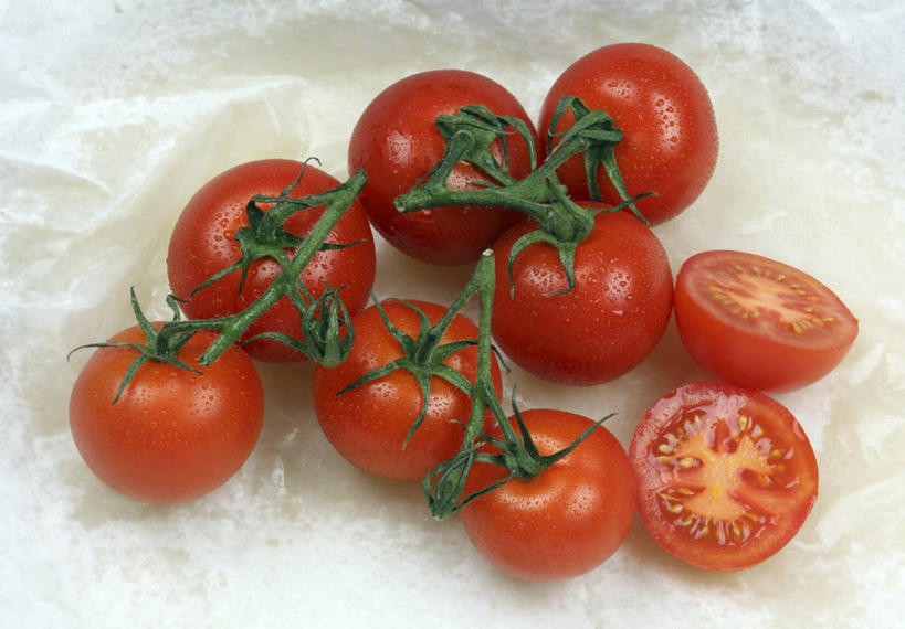 无人,横图,俯视,室内,特写,白天,餐桌,桌子,蔬菜,西红柿,小番茄,一堆,许多,阴影,堆叠,堆积,新鲜,反射,包装,包装纸,影子,纸,食品,纸张,食物,红色,有机食品,绿色食品,餐台,堆,包装材料,横截面,剖面,小西红柿,樱桃小番茄,珍珠小番茄,截面,截面图形,樱桃番茄,圣女果,番茄,彩图,高角度拍摄