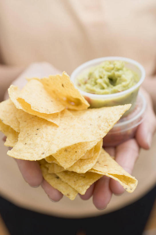 点心,西方人,手,一个人,捧,竖图,俯视,室内,特写,白天,欧洲,欧洲人,双手,仅一个年轻女性,仅一个女性,仅一个人,一堆,许多,阴影,堆叠,堆积,服装,朦胧,模糊,反射,影子,塑料,玉米片,调料,酱料,酱汁,佐料,食品,调味品,调味料,休闲装,酱,食物,一个,衣服,容器,塑料制品,碗,快餐,零食,休闲,手部,休闲服,服饰,单个,储藏,堆,储存,垃圾食品,年轻女性,女人,女性,白种人,端,端着,捧着,手捧,半身,彩图,高角度拍摄,贮存