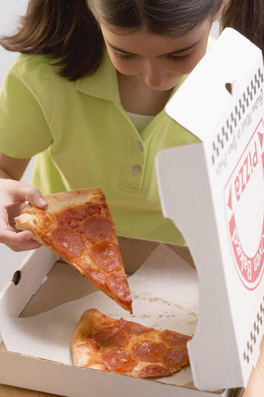 西方人,儿童,一个人,坐,竖图,俯视,室内,白天,烹饪,西餐,纯洁,餐桌,桌子,欧洲,欧洲人,仅一个女性,仅一个人,握,阴影,服装,反射,影子,纸盒,料理,食品,披萨,匹萨,注视,休闲装,菜肴,美食,盒子,食物,小孩,衣服,包装盒,快餐,低头,观察,看,仅一个小孩,休闲,休闲服,可爱,童年,童趣,西式,握着,服饰,佳肴,餐台,观看,察看,比萨,关注,童真,西式快餐,垃圾食品,烂漫,无邪,意大利薄饼,天真,女孩,女人,女性,白种人,孩子,坐着,半身,彩图,高角度拍摄,女生