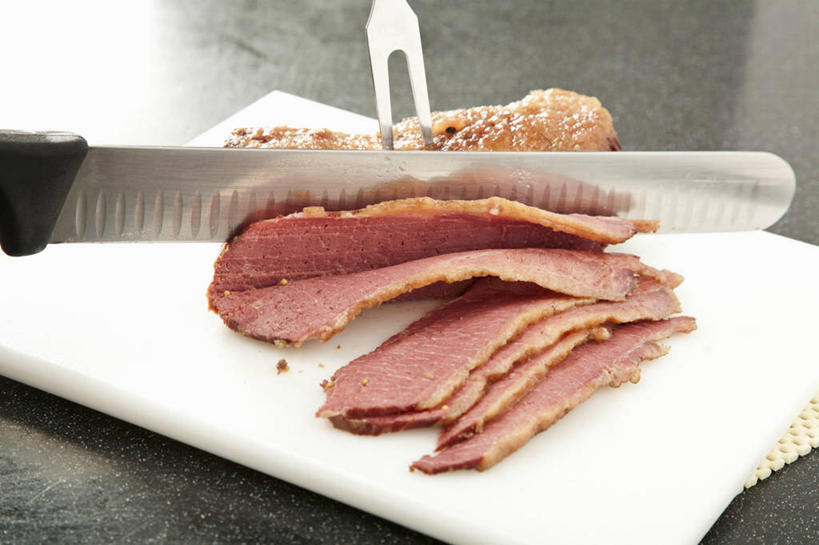 无人,横图,俯视,室内,特写,白天,餐桌,桌子,餐具,金属制品,一把,切开,阴影,反射,金属,叉子,工具,影子,肉,牛肉,刀具,肉类,刀,切,餐台,菜刀,剖面,肉食,餐叉,切面,切菜刀,进餐用具,彩图,高角度拍摄