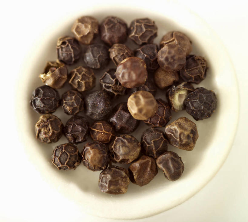 无人,横图,俯视,室内,特写,白天,白色背景,餐桌,桌子,一堆,许多,阴影,堆叠,堆积,反射,影子,陶瓷,调料,调味,香料,佐料,陶瓷制品,黑胡椒,调味品,调味料,一个,白色,容器,碗,摄影,影棚,单个,餐台,储藏,堆,配料,储存,作料,胡椒,彩图,高角度拍摄,影棚拍摄,拍摄,贮存