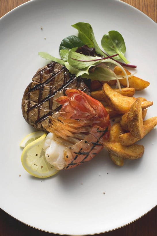 海鲜,无人,竖图,俯视,室内,特写,白天,烹饪,西餐,餐桌,桌子,蔬菜,餐具,阴影,新鲜,反射,碟子,盘,影子,肉,虾,牛排,牛肉,料理,食品,水产,菜肴,美食,肉类,大虾,海洋生物,食物,一个,白色,盘子,碟,西式,佳肴,有机食品,绿色食品,对虾,单个,餐台,水生动物,海产品,水生物,肉食,海底动物,斑节虾,东方对虾,中国对虾,菲力牛排,牛里脊肉,彩图,高角度拍摄