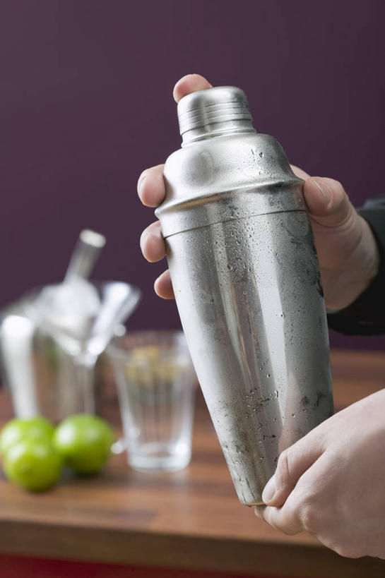 西方人,手,一个人,竖图,俯视,室内,特写,白天,餐桌,桌子,杯子,水果,欧洲,欧洲人,双手,仅一个年轻女性,仅一个女性,仅一个人,摇摆,阴影,朦胧,模糊,新鲜,反射,木制,影子,生食,食品,果实,调酒器,玻璃制品,食物,三个,木制品,水杯,手部,有机食品,绿色食品,餐台,调酒壶,摇晃,酸橙,代代,调酒瓶,雪克杯,雪克壶,摇酒壶,摇酒器,年轻女性,女人,女性,白种人,玻璃杯,橙子,橙,半身,彩图,高角度拍摄