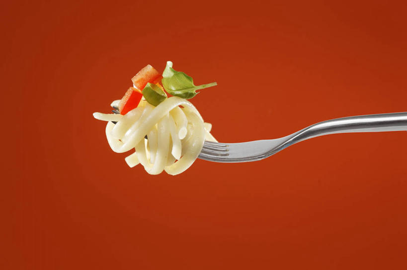 面食,面条,意大利面,无人,横图,室内,特写,白天,正面,西餐,蔬菜,西红柿,餐具,叶子,金属制品,一把,阴影,红色背景,新鲜,反射,金属,叉子,影子,面,料理,食品,绿叶,食物,红色,嫩叶,西式,摄影,有机食品,绿色食品,影棚,餐叉,叶,叶片,进餐用具,番茄,彩图,影棚拍摄,拍摄