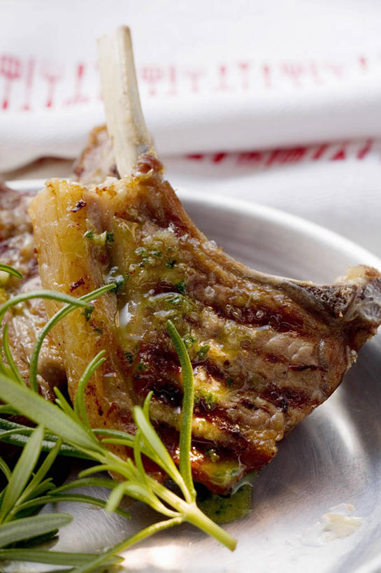 无人,竖图,俯视,室内,特写,白天,烹饪,西餐,餐桌,桌子,餐具,叶子,阴影,反射,布料,碟子,盘,影子,调味,肉,香料,佐料,羊排,料理,食品,绿叶,布纹,羊肉,菜肴,美食,肉类,桌布,食物,盘子,餐巾,碟,台布,嫩叶,西式,佳肴,餐台,迷迭香,配料,肉食,海洋之露,作料,叶,叶片,彩图,高角度拍摄