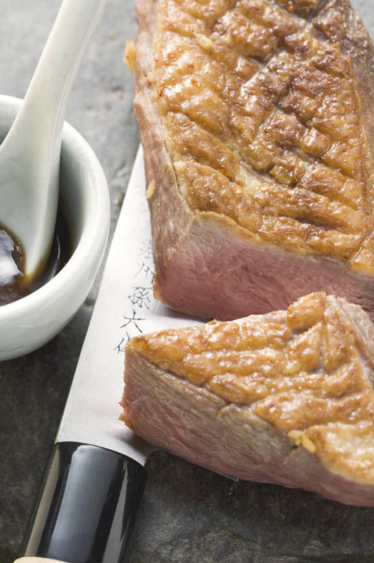 无人,竖图,俯视,室内,特写,白天,餐桌,桌子,金属制品,一把,切开,阴影,反射,金属,工具,影子,陶瓷,调料,肉,刀具,陶瓷制品,调味品,调味料,酱油,鸭肉,肉类,白色,容器,碗,刀,切,餐台,储藏,储存,菜刀,剖面,肉食,切面,切菜刀,豉油,彩图,高角度拍摄,贮存