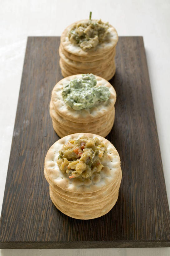 点心,无人,竖图,俯视,室内,特写,白天,白色背景,餐桌,桌子,一堆,许多,阴影,堆叠,堆积,反射,木制,影子,调料,酱料,酱汁,佐料,食品,案板,调味品,调味料,酱,砧板,食物,木制品,饼干,零食,摄影,影棚,餐台,堆,彩图,高角度拍摄,影棚拍摄,拍摄