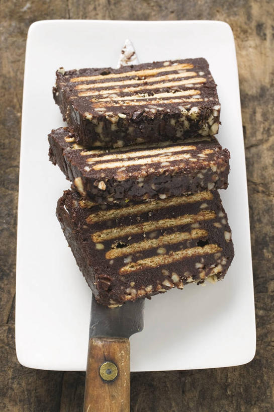 点心,无人,竖图,俯视,室内,特写,白天,下午茶,餐桌,桌子,餐具,三块,一把,阴影,反射,木制,碟子,工具,盘,影子,食品,糖,糖果,甜点,甜品,刀具,巧克力蛋糕,食物,糕点,白色,盘子,木制品,碟,刀,甜食,巧克力,餐台,朱古力,餐刀,彩图,高角度拍摄,蛋糕