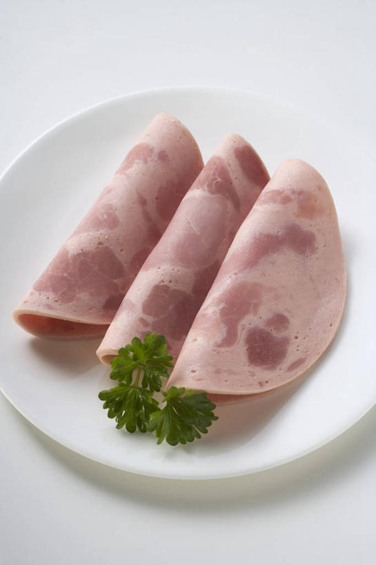 无人,竖图,俯视,室内,特写,白天,白色背景,餐桌,桌子,芹菜,蔬菜,餐具,阴影,反射,碟子,盘,影子,肉,三片,火腿,猪肉,肉类,腌制,一个,白色,盘子,碟,摄影,荷兰芹,欧芹,香芹,影棚,单个,餐台,肉食,豚肉,法香,巴西利,洋香菜,洋芫荽,法国香菜,旱芹菜,番荽,熏制,火肉,兰熏,猪腿,彩图,高角度拍摄,影棚拍摄,拍摄