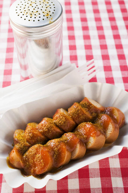 咖哩,无人,竖图,俯视,室内,特写,白天,餐桌,桌子,一排,许多,阴影,整齐,反射,布料,方格,格子,影子,调料,酱料,酱汁,茄汁,肉,香肠,佐料,腊肠,调味品,调味料,布纹,番茄酱,酱,咖喱,肉类,玻璃制品,桌布,排列,红色,白色,玻璃瓶,餐巾,瓶子,台布,餐台,队列,肉食,彩图,高角度拍摄