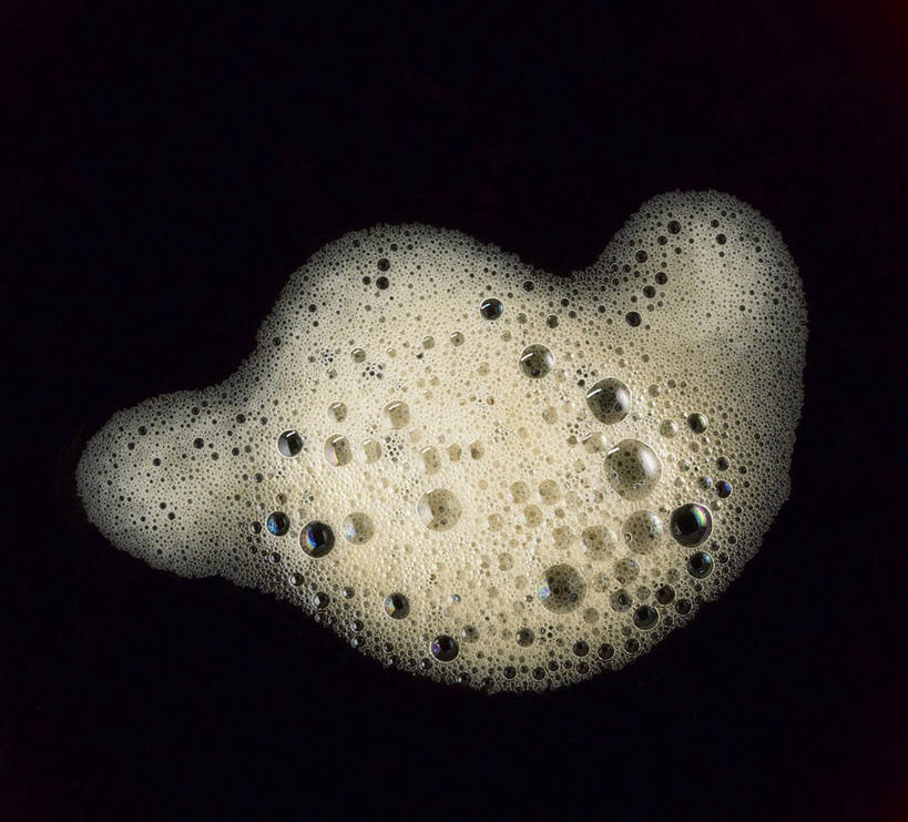 咖啡,无人,横图,俯视,室内,特写,白天,幸福,餐桌,桌子,阴影,黑色背景,反射,泡沫,影子,娱乐,饮料,享受,休闲,温馨,放松,乐趣,摄影,影棚,餐台,提神,舒适,醒脑,软饮料,彩图,高角度拍摄,影棚拍摄,拍摄