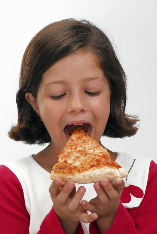 西方人,儿童,脸,头,脸颊,手,头发,一个人,吃,竖图,室内,特写,白天,白色背景,正面,烹饪,西餐,纯洁,欧洲,欧洲人,双手,仅一个女性,仅一个人,一块,握,阴影,服装,反射,影子,料理,食品,披萨,匹萨,棕色,注视,休闲装,菜肴,美食,肩膀,食物,小孩,衣服,快餐,低头,观察,看,仅一个小孩,休闲,手部,休闲服,可爱,童年,童趣,西式,握着,摄影,服饰,佳肴,影棚,观看,察看,比萨,关注,童真,西式快餐,垃圾食品,烂漫,无邪,意大利薄饼,天真,女孩,女人,女性,白种人,孩子,头部,直发,脸部,脸蛋,面部,嚼,食,半身,彩图,影棚拍摄,拍摄,短发,女生