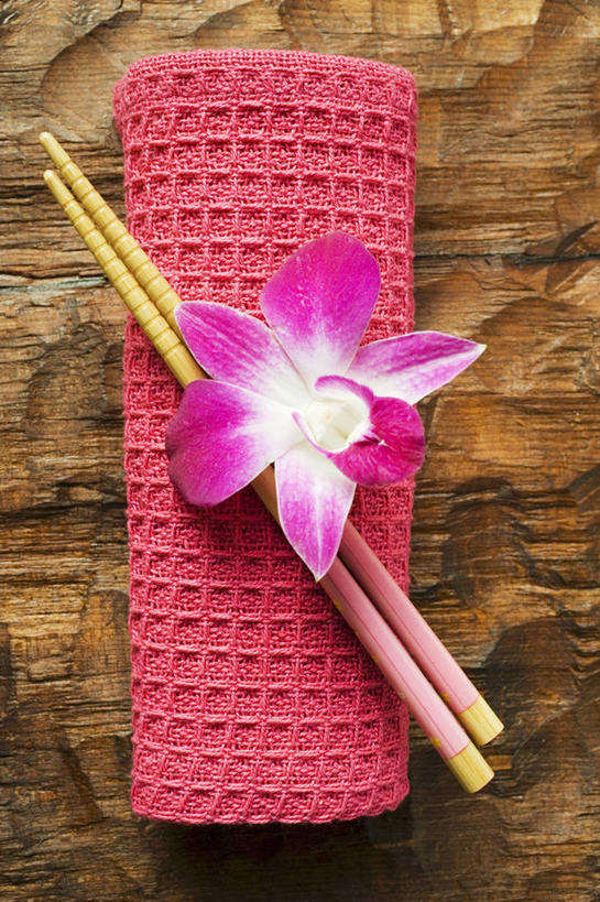 无人,竖图,俯视,室内,特写,白天,餐桌,筷子,桌子,餐具,一双,阴影,盛开,反射,木制,布料,影子,石斛,花蕾,布纹,文化,传统,桌布,花,花瓣,花朵,鲜花,一朵,粉色,蓝色,餐巾,木制品,台布,花苞,花蕊,餐台,礼节,礼仪,石斛兰,金钗石斛,进餐用具,彩图,高角度拍摄