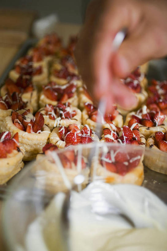 点心,面包,西方人,手,一个人,竖图,俯视,室内,特写,白天,餐桌,桌子,草莓,浆果,水果,欧洲,欧洲人,仅一个年轻女性,仅一个女性,仅一个人,一排,许多,握,阴影,朦胧,模糊,新鲜,整齐,反射,粉末,影子,调料,生食,食品,糖,面点,果实,调味品,调味料,食物,糕点,排列,红色,手部,粉,握着,有机食品,绿色食品,餐台,单手,队列,糖粉,粉状,粉剂,年轻女性,女人,女性,白种人,洋莓,水果皇后,红莓,地莓,半身,彩图,高角度拍摄,糖类